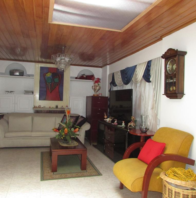 Casa De Huespedes Shalom Victoria Guest House Bogotá Exterior foto